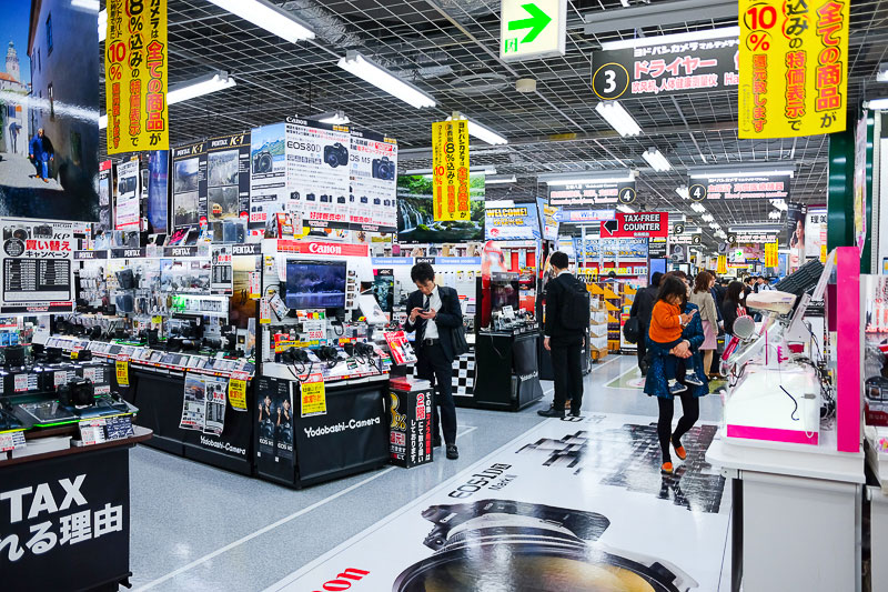 Một góc khu vực bán máy ảnh tại siêu thị điện máy Yodobashi